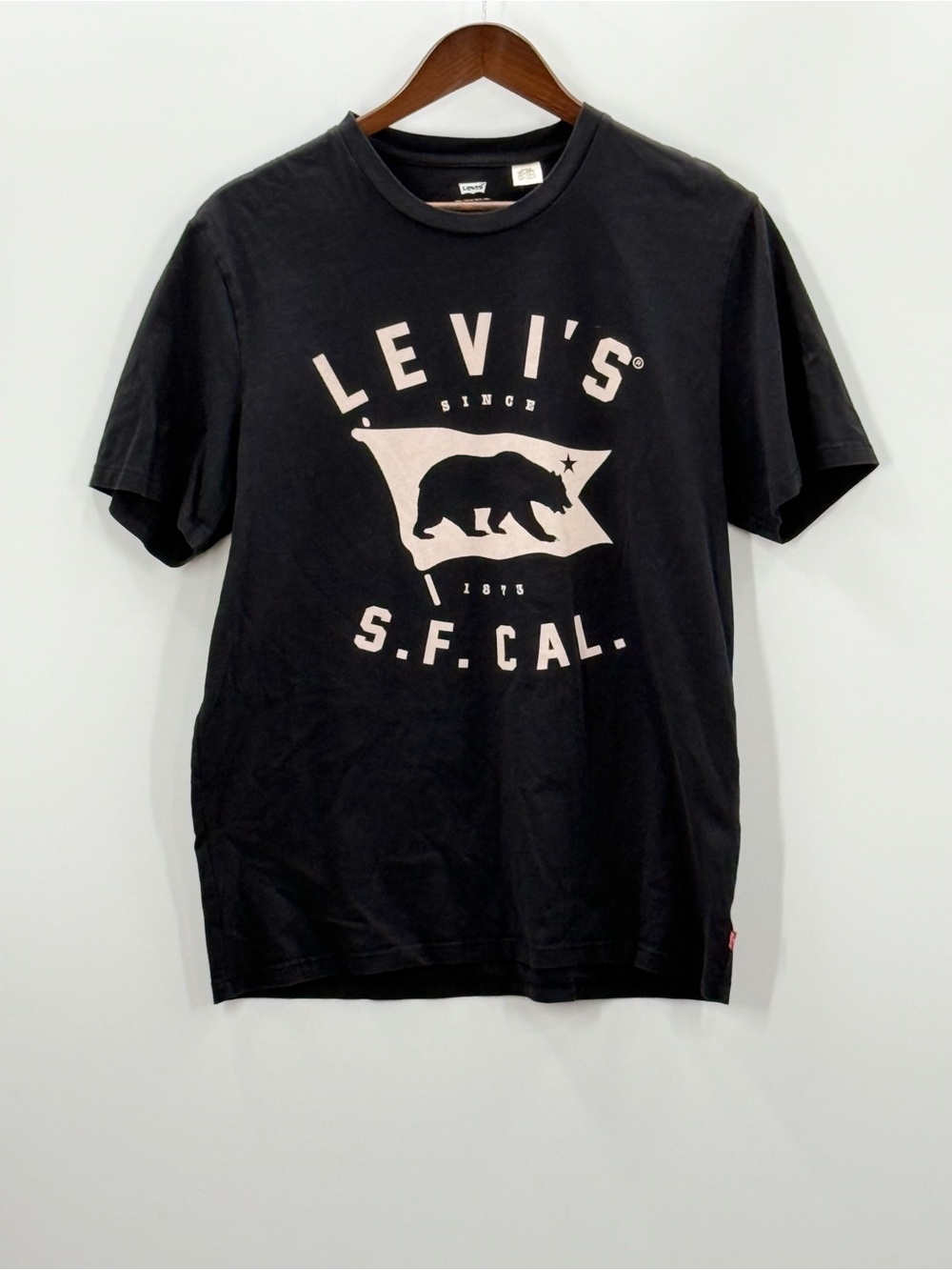 436 Levi's Large Black Tee with Cream Bear Graphic